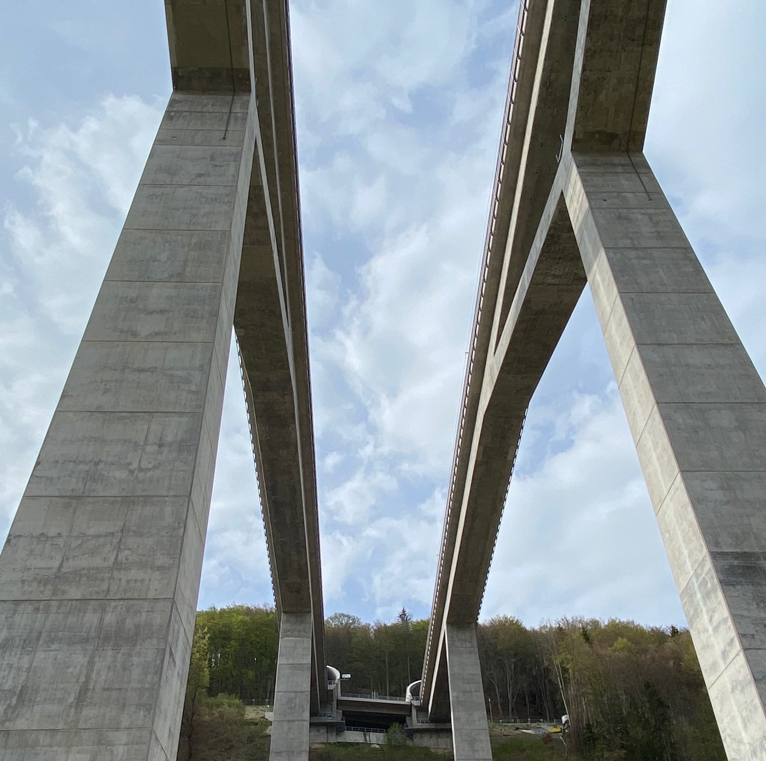 Die Brücken verlaufen in 85 Meter Höhe